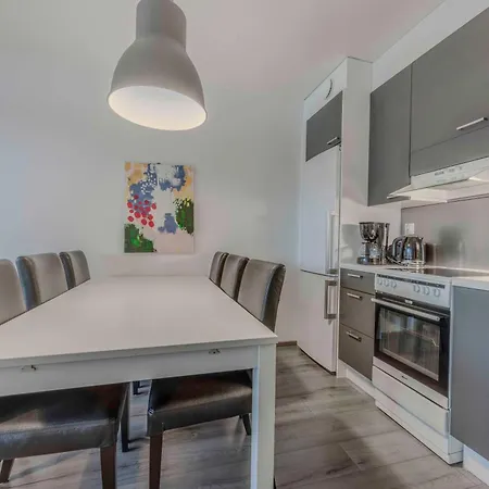 Lakevillas B4 - Sis 4 Kpl Hissilippuja *